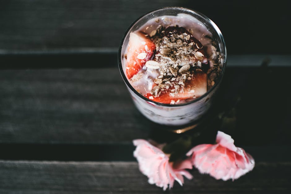 Kom yoghurt met granen en fruit — eiwitrijk ontbijt dat ook bij weinig eetlust haalbaar is
