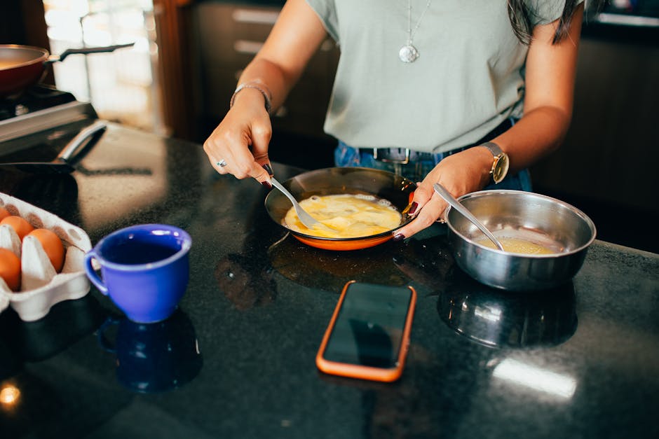 Vrouw kookt rustig ontbijt in haar keuken — blijvend ritme verslaat tijdelijke regels