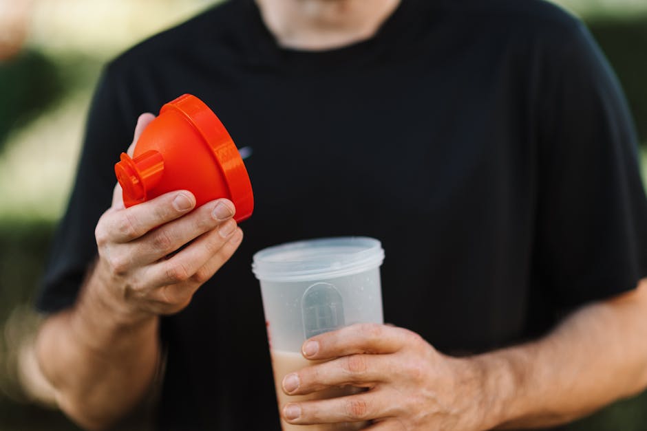 Eiwitshake en bord met eiwitrijke voeding — eiwit verdelen over vier maaltijden werkt beter dan twee grote